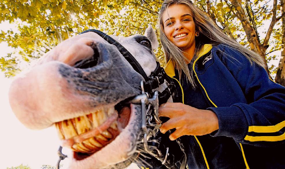 Luisa col suo cavallo si prepara per le olimpiadi di Londra