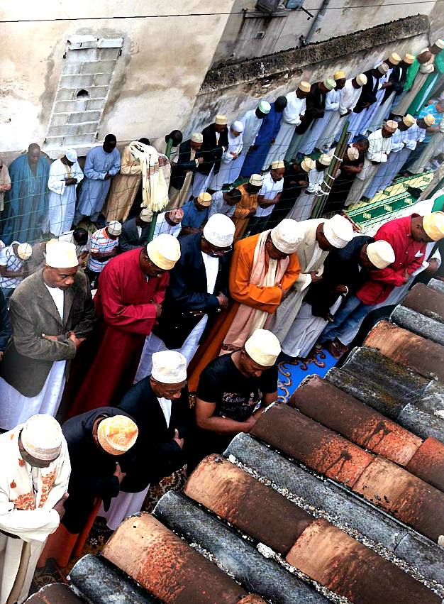 Marsiglia (Francia): musulmani in preghiera circondano la moschea...