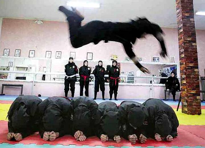 Donne iraniane "ninja" si esercitano in palestra vicino a Teheran; fonte Rahmanian