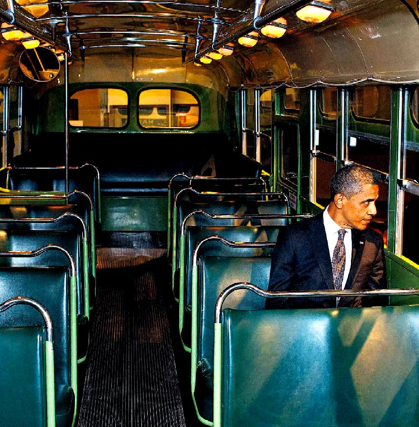 Il Presidente Obama seduto sul famoso "Autobus Rosa Parks"... "non cedo ai bianchi il mio posto a sedere"