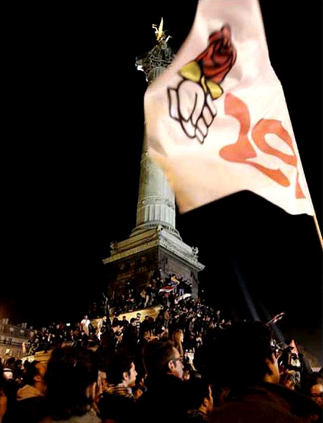 Parigi, domenica sera 6 maggio 2012, piazza della Bastiglia dopo la vittoria (51%) della "sinistra" ("la rosa in pugno"?!...); fonte Martignac