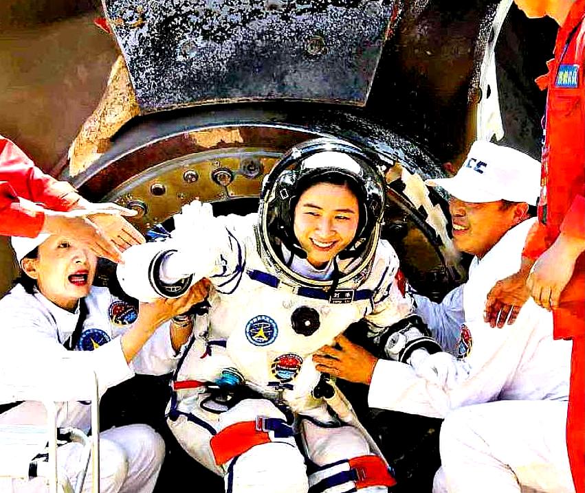 Liu Yang, la prima astronauta cinese, al rientro dal volo orbitale di 13 giorni; fonte Wang