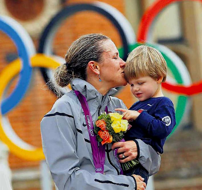 Mamma Kristin Armstrong festeggia col figlio Lucas la sua medaglia d'oro di ciclismo di strada