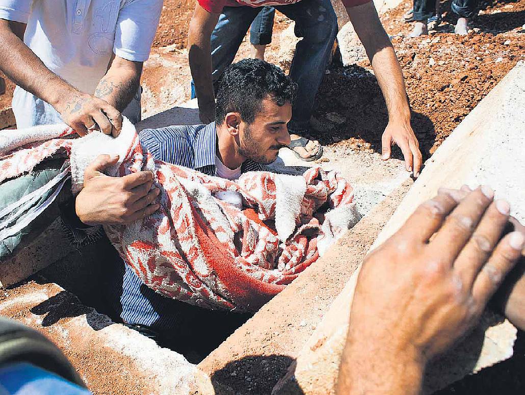Aleppo (Siria), pap d sepoltura alla piccola figlia uccisa "dalla guerra"; fonte Zavallis