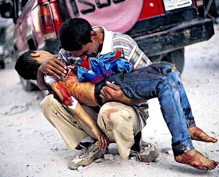 Pap piange la morte del figlio ucciso da una bomba a Aleppo (Siria); fonte Manu