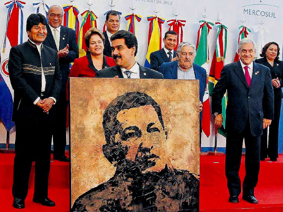 Ritratto di Hugo Chavez (Presidente del Venezuela) mostrato a un incontro dei presidenti latino-americani, prima della sua rielezione; fonte Marcarian
