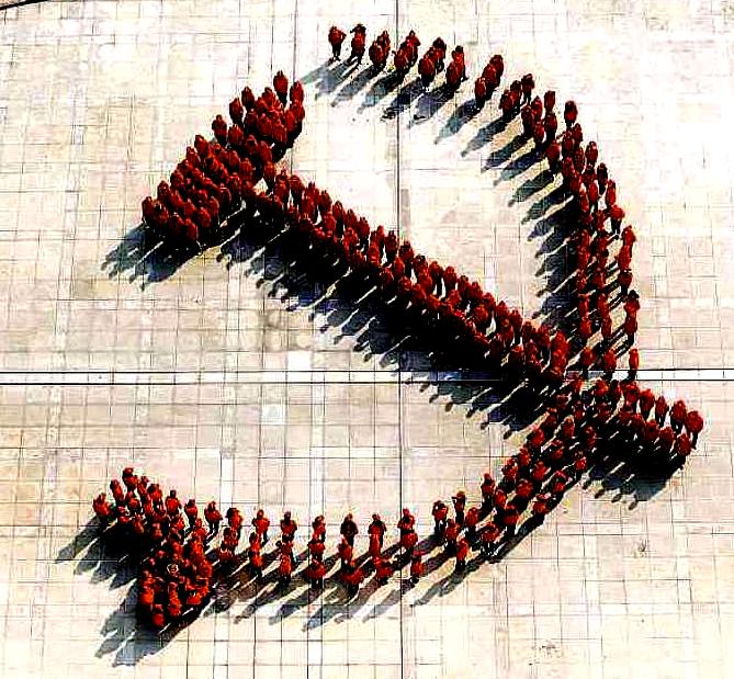 Simbolo del Partito Comunista Cinese (che sta per iniziare il suo 18congresso) formato da 260 studenti