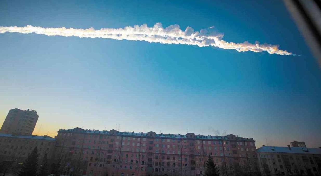 mattina del 15 febbraio: meteorite pericoloso esplode nel cielo sopra la citt di Tcheliabinsk, nella Russia occidentale