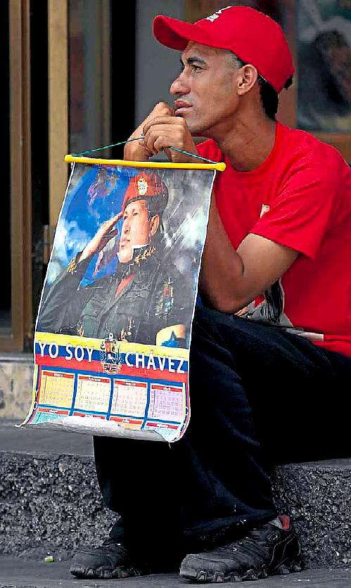 sulla porta dell'ospedale dove  ricoverato Hugo Chavez, Presidente del Venezuela (" IO SONO CHAVEZ"); fonte Cubillos