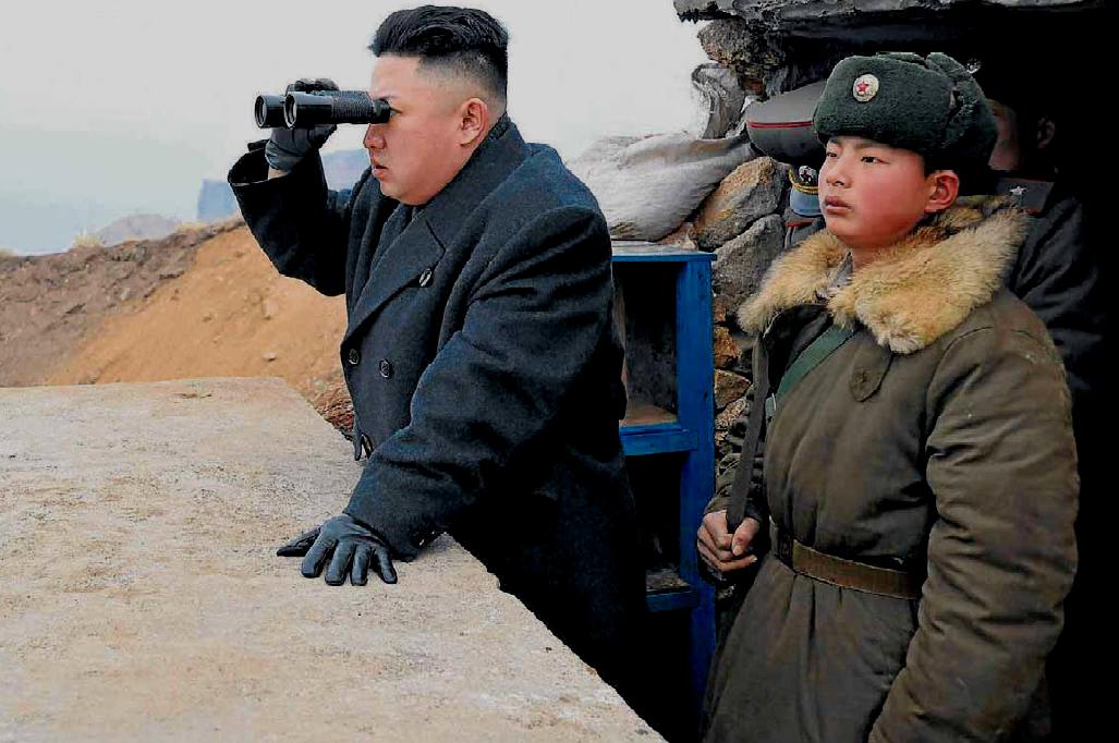Kim Jong-un (leader della Corea del Nord) osserva la Corea del Sud da una postazione militare alla frontiera; fonte KNS