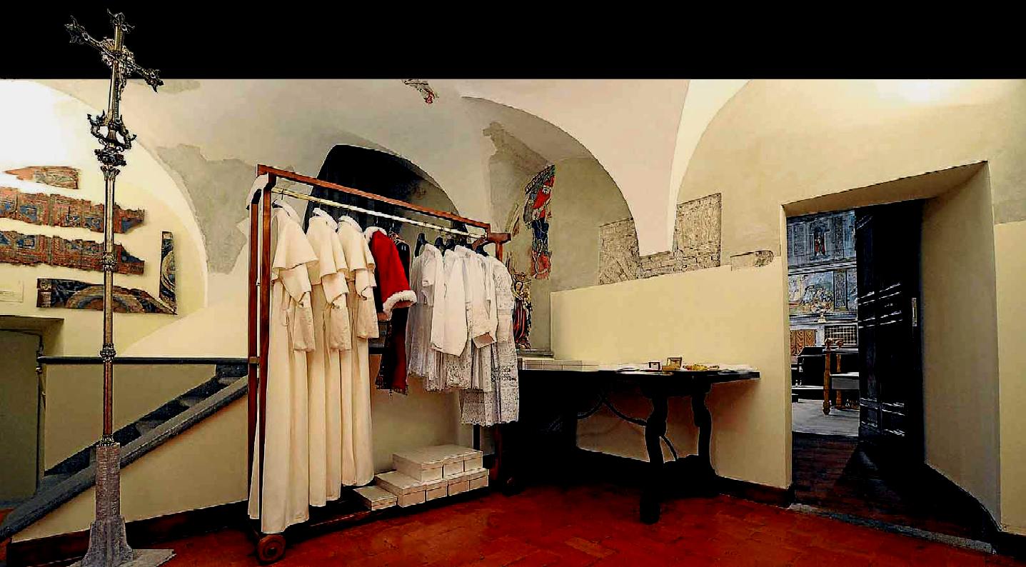 Attigue alla Cappella Sistina, vesti pronte per il "nuovo Papa"; fonte Reuters