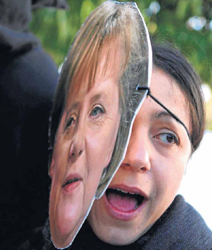 Proteste a Nicosia (Cipro) verso Angela Merkel, per le "politiche bancarie oppressive" dell'Unione Europea