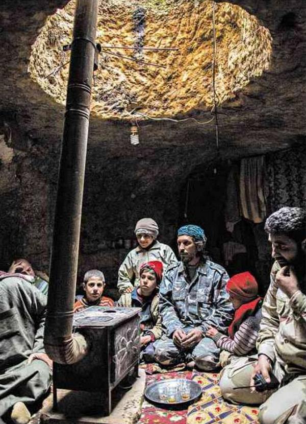Siriani che vivono in caverne rifugio a protezione dalla guerra; fonte Danton