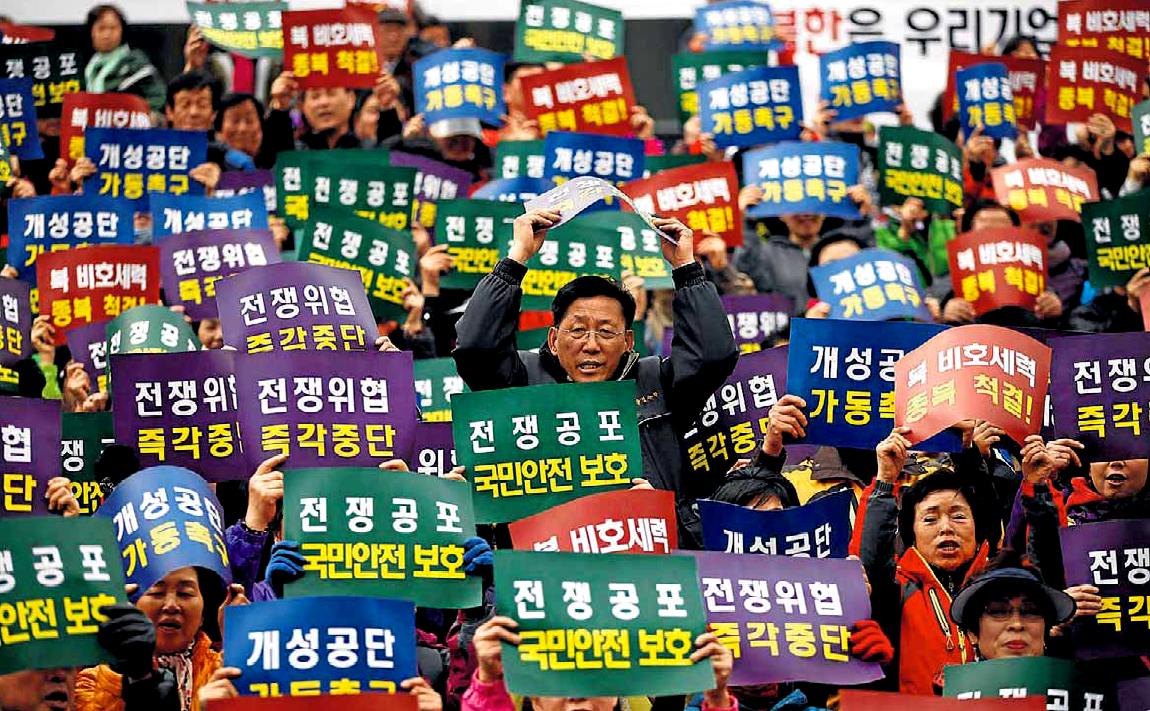 Sud-coreani manifestano per la fine delle minacce nord-coreane e per il dialogo; fonte Kim