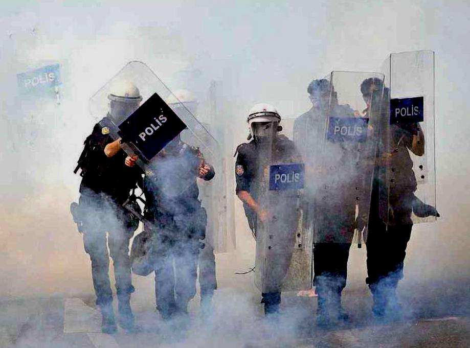 1 maggio, Istambul (Turchia), polizia contrasta manifestanti "senza lavoro"; fonte Kose