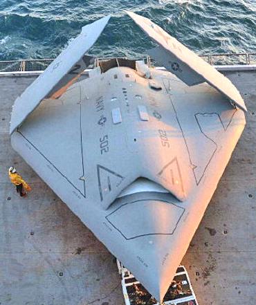 qui il drone automatico invisibile OX-47B in collaudo su una portaerei USA