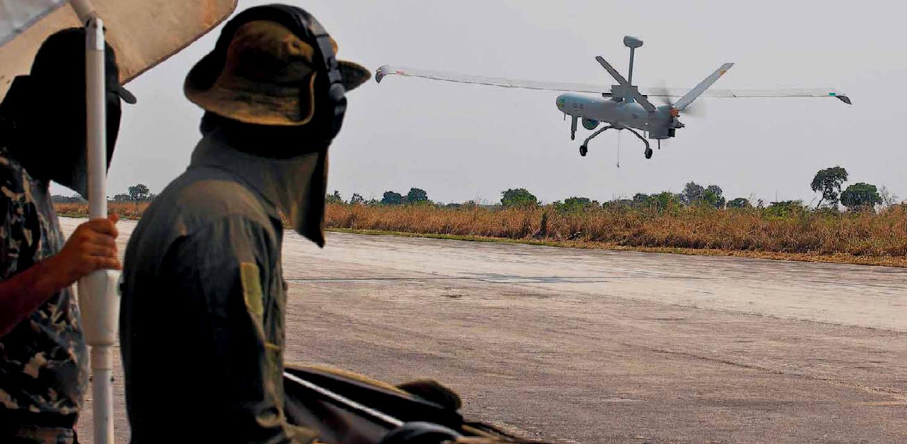 drone "di vigilanza" (pilotato da terra via satellite)