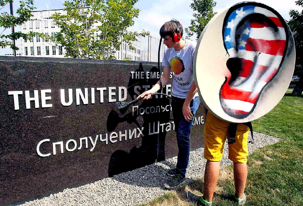 Kiev (Ucraina), protesta davanti all'ambasciata USA, accusata di "spionaggio globale"; fonte Garanich