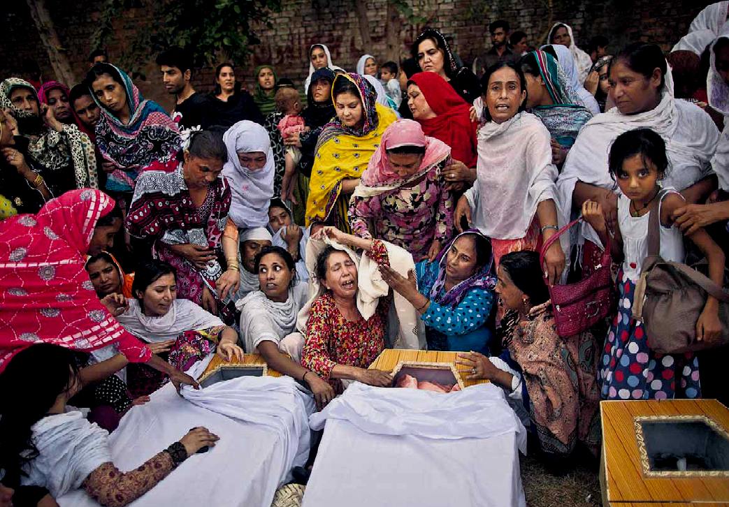 parenti piangono 78 pachistani cristiani (e pi di 100 feriti gravi); erano riuniti in una chiesa di Peshawar quando sono stati assassinati da islamisti