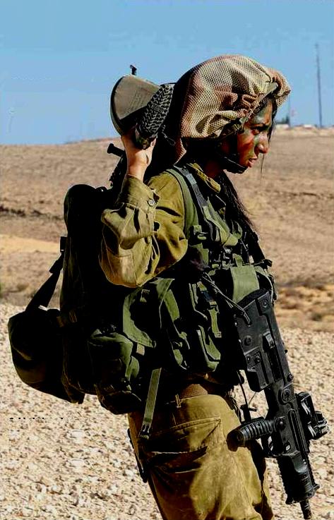 soldatessa israeliana in esercitazione sul Sinai; fonte Joel