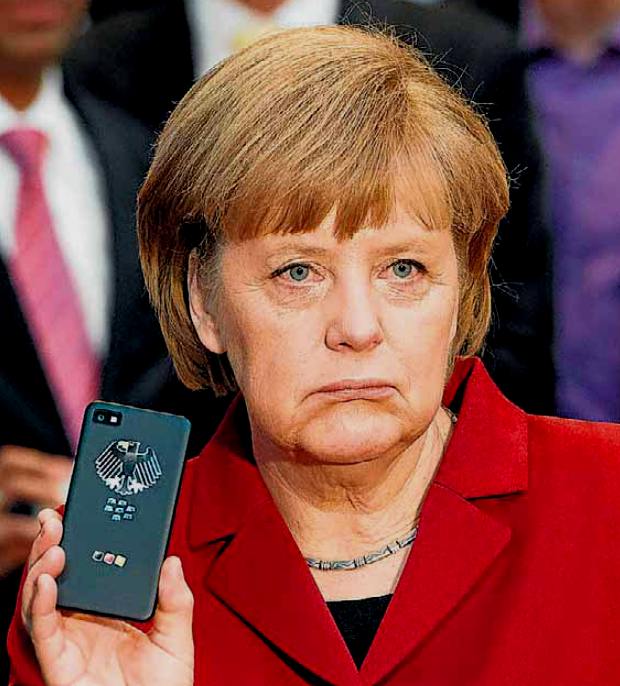 Angela Merkel mostrava il suo cellulare "protetto" dalle intercettazioni ma poi "spiato" dagli USA; fonte Stratenschulte