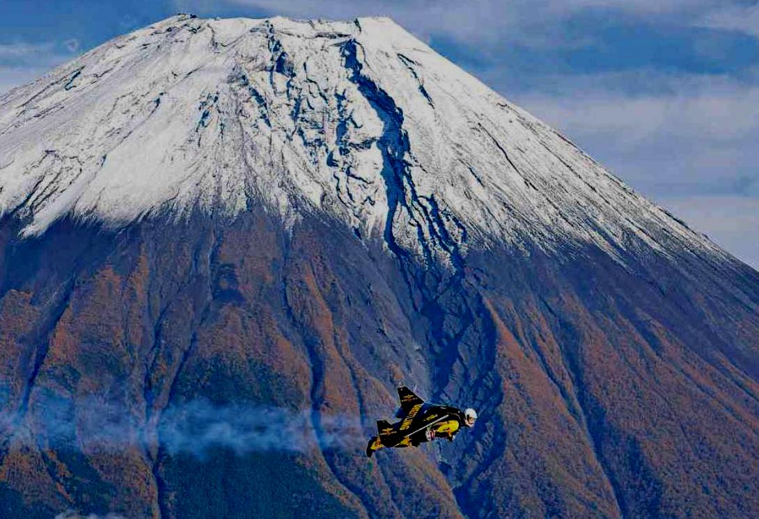 uomo-aereo sorvola il monte Fuji