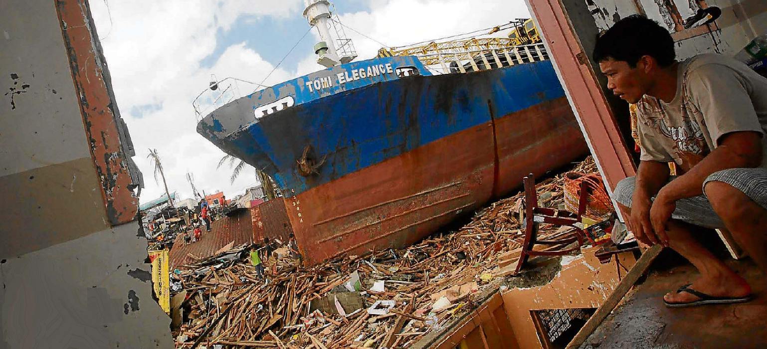 Filippini dopo il tifone Iolanda; fonte EFE