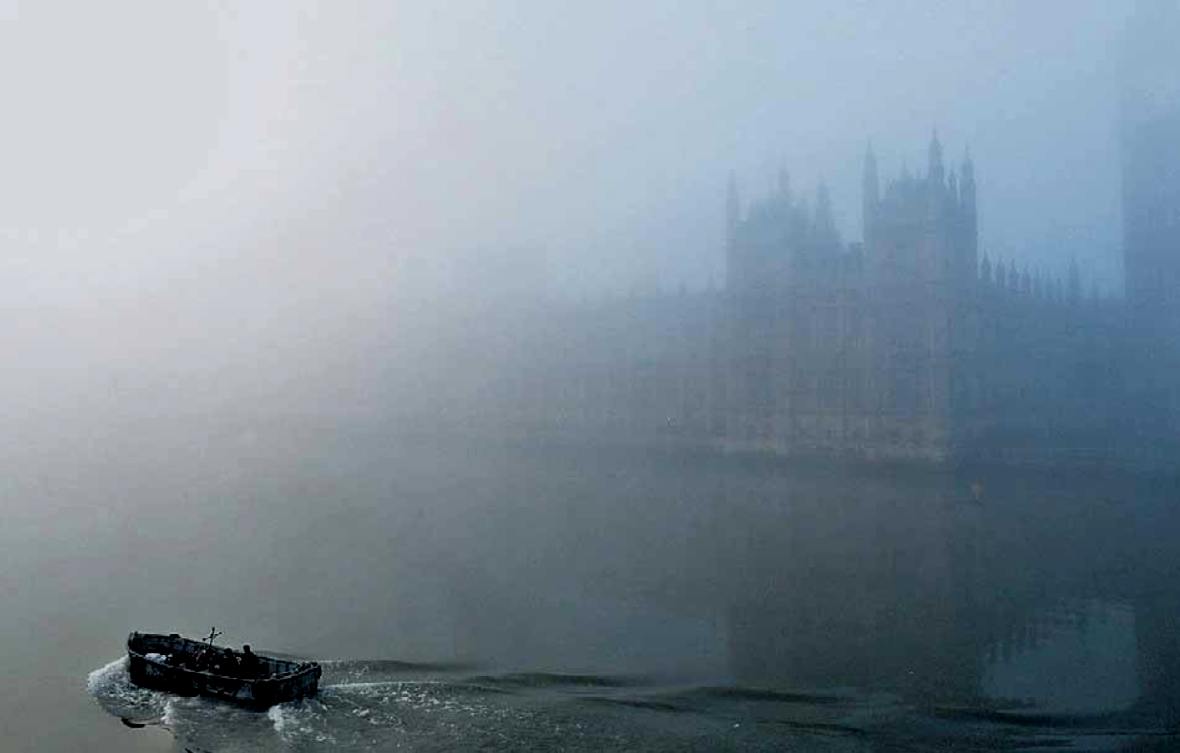 Londra, sul fiume Tamigi davanti al Parlamento; fonte Harris