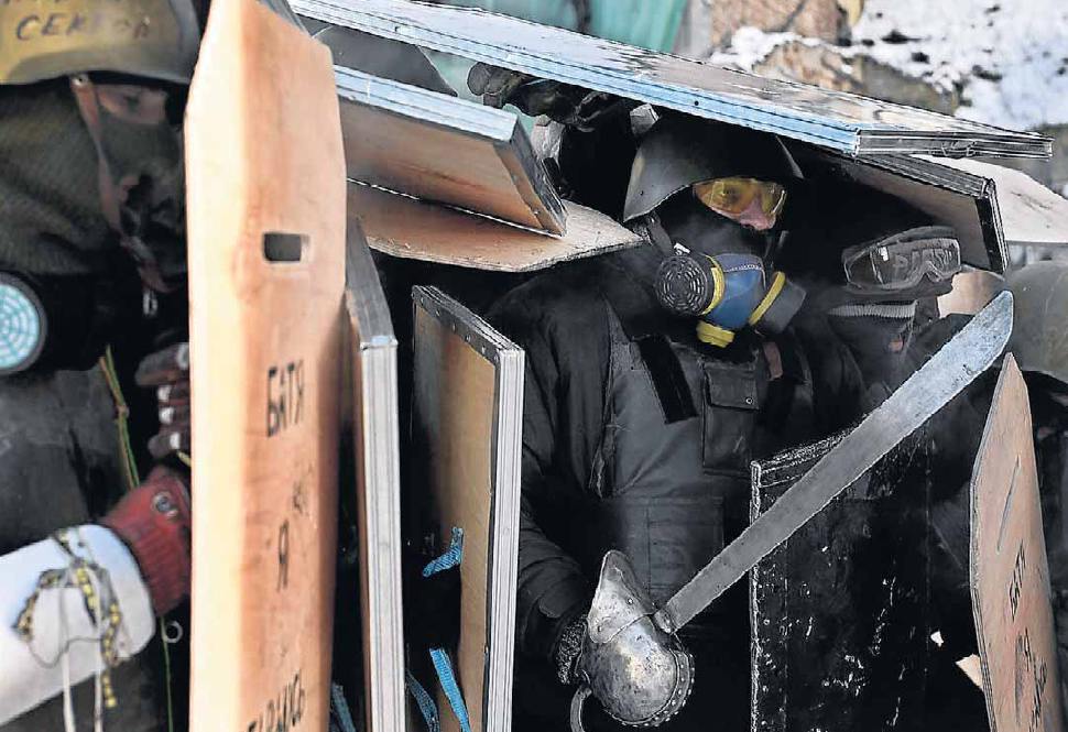 centro di Kiev (Ucraina), manifestanti affrontano la polizia; fonte Messinis