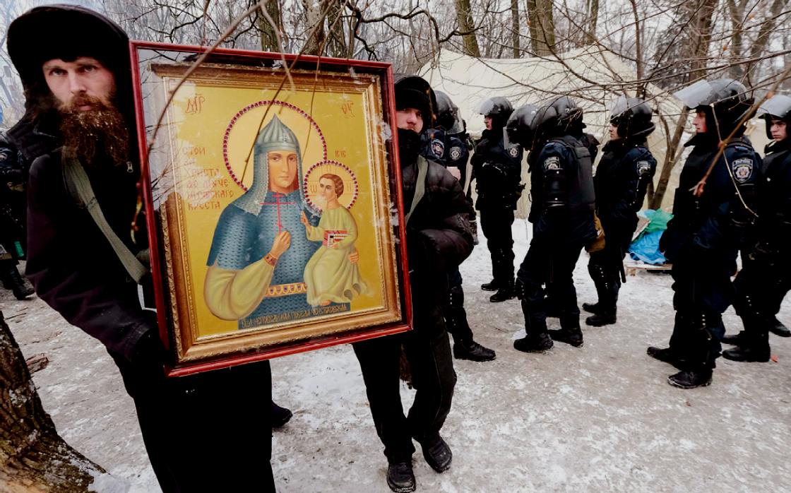 Kiev (Ucraina), davanti al Parlamento; fonte Chernichkin