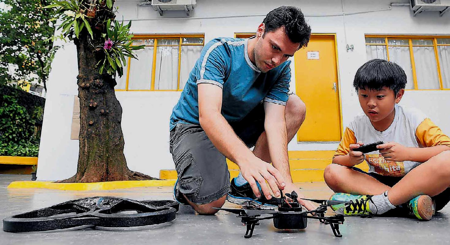 come costruire e pilotare (con lo smartphone) un drone (lezione pratica di robotica)