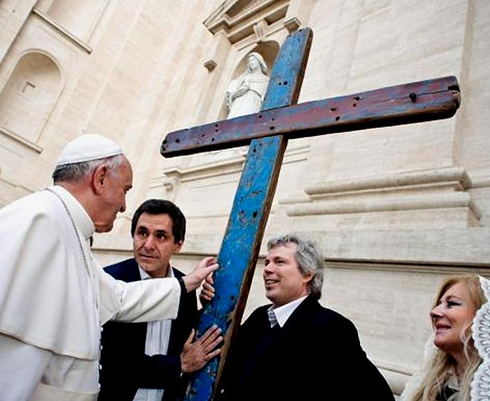 Papa Francesco, croce legno barche migranti; fonte CTV