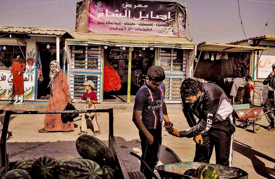 Siriani costruiscono strade e servizi nell'immmenso campo profughi giordano di Zaatari; fonte Ferguson NYT