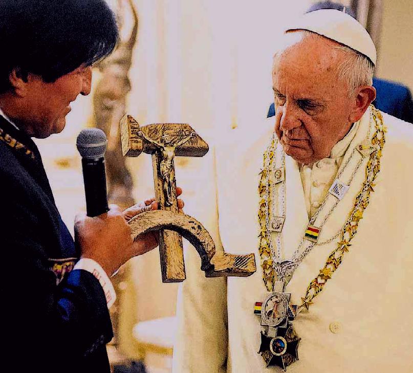 in Bolivia Papa Francesco riceve dal Presidente la riproduzione di una scultura ("Ges in falce e martello") fatta, negli anni '70, dal sacerdote gesuita Luis Espinal; fonte OR
