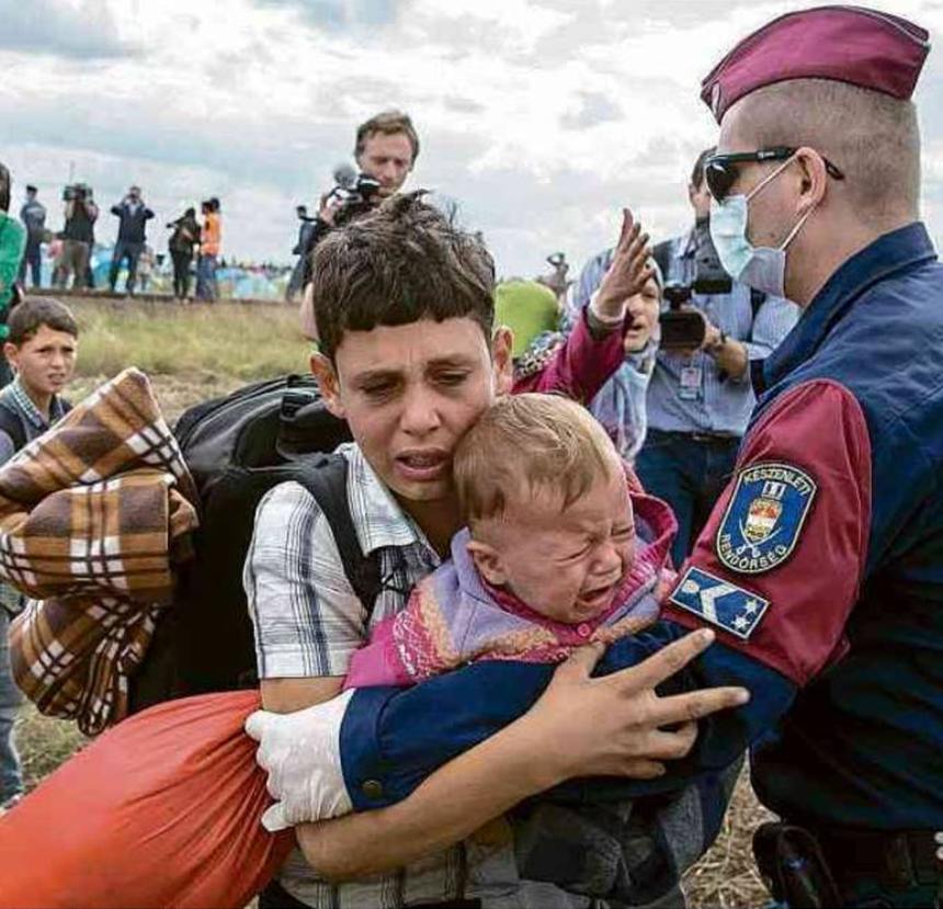 Ungheria, profughi siriani (diretti in Germania) tentano di fuggire dalla identificazione; fonte Reuters