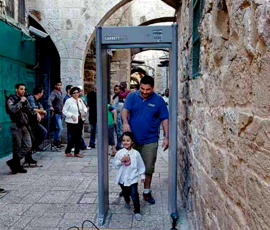 Gerusalemme, nella citt vecchia; per motivi di sicurezza, metal-detector per tutti; fonte AFP