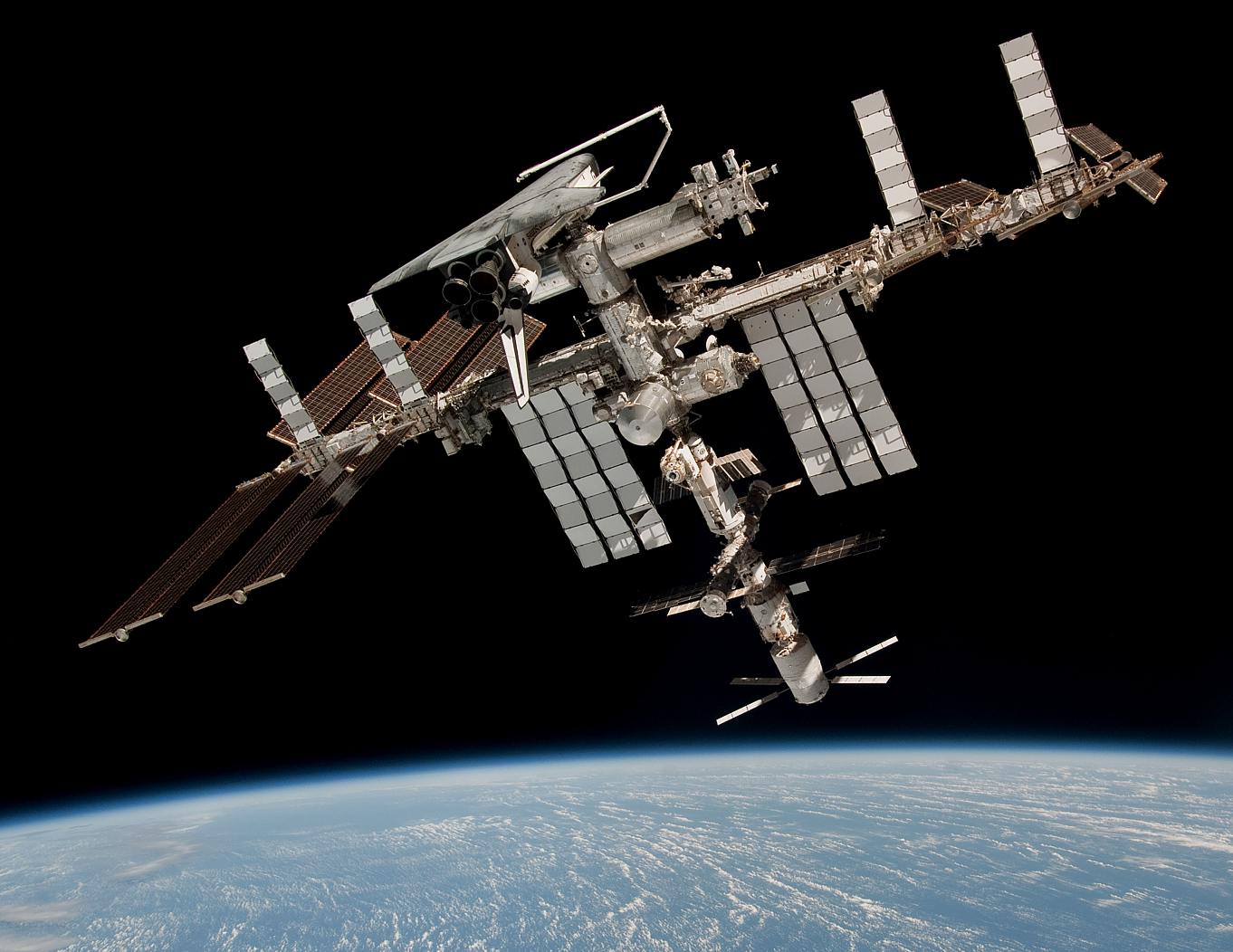 la stazione vista dalla navicella Soyuz (2011); fonte NASA