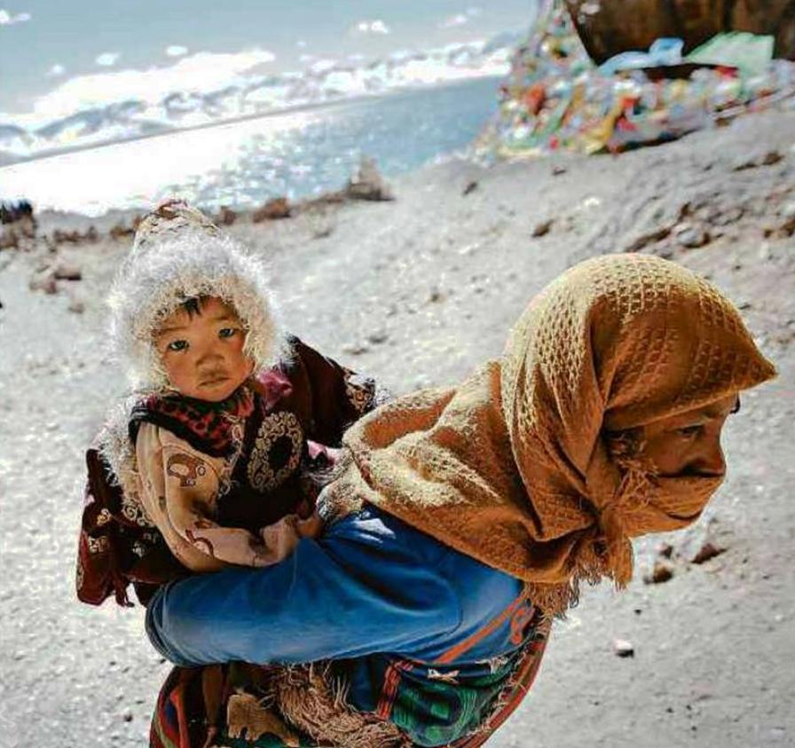 Famiglia tibetana visita "lago sacro"; fonte Reuters