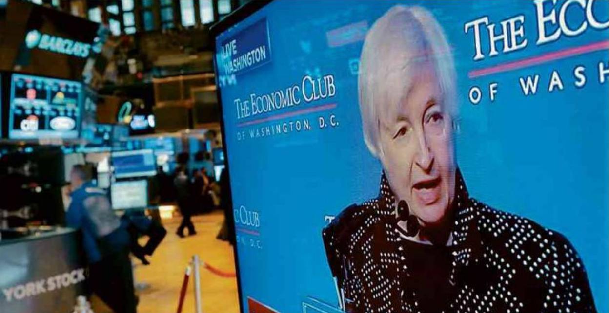 Borsa di New York, sullo schermo grande Janet Yellen, presidente della FED (la banca centrale americana); fonte Drew