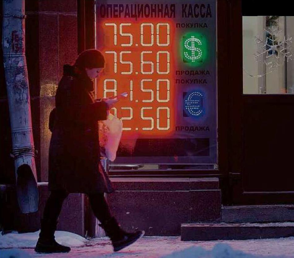 Mosca (Russia), cade il valore del rublo (pi rubli per ogni dollaro e euro); fonte AP