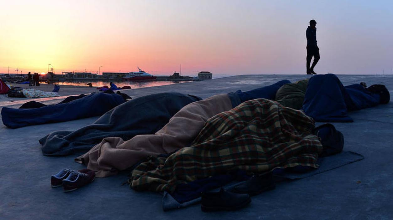 Profughi siriani nel porto di isola greca