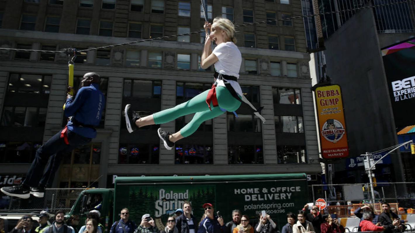 Piazza Times Square (New York, USA), ex campioni olimpici in esibizione in vista di Rio2016; fonte AP