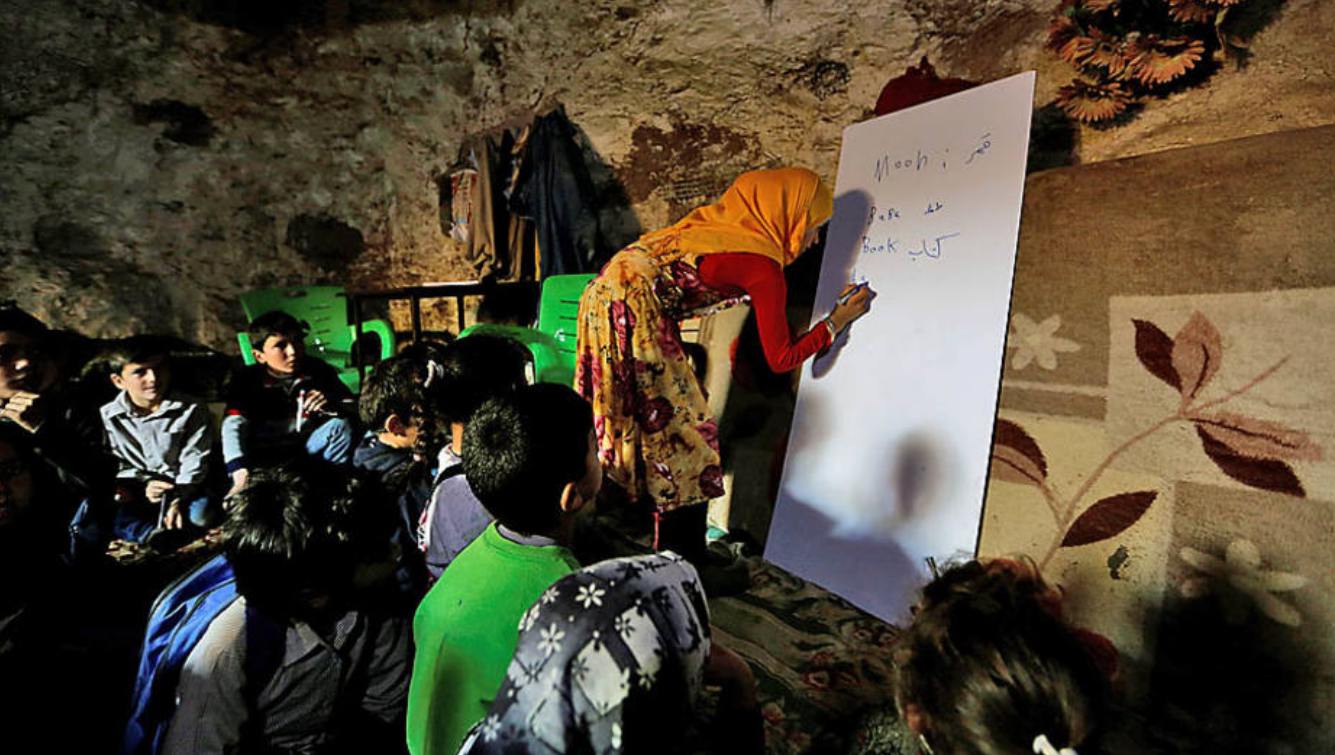 Siria, scuola in una grotta, per proteggersi dalla guerra