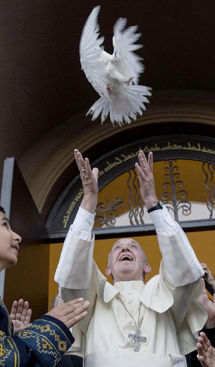 il Papa all'entrata della Chiesa assiro caldea di San Simone Bar Sabbae, a Tbilisi (Georgia); fonte CTV