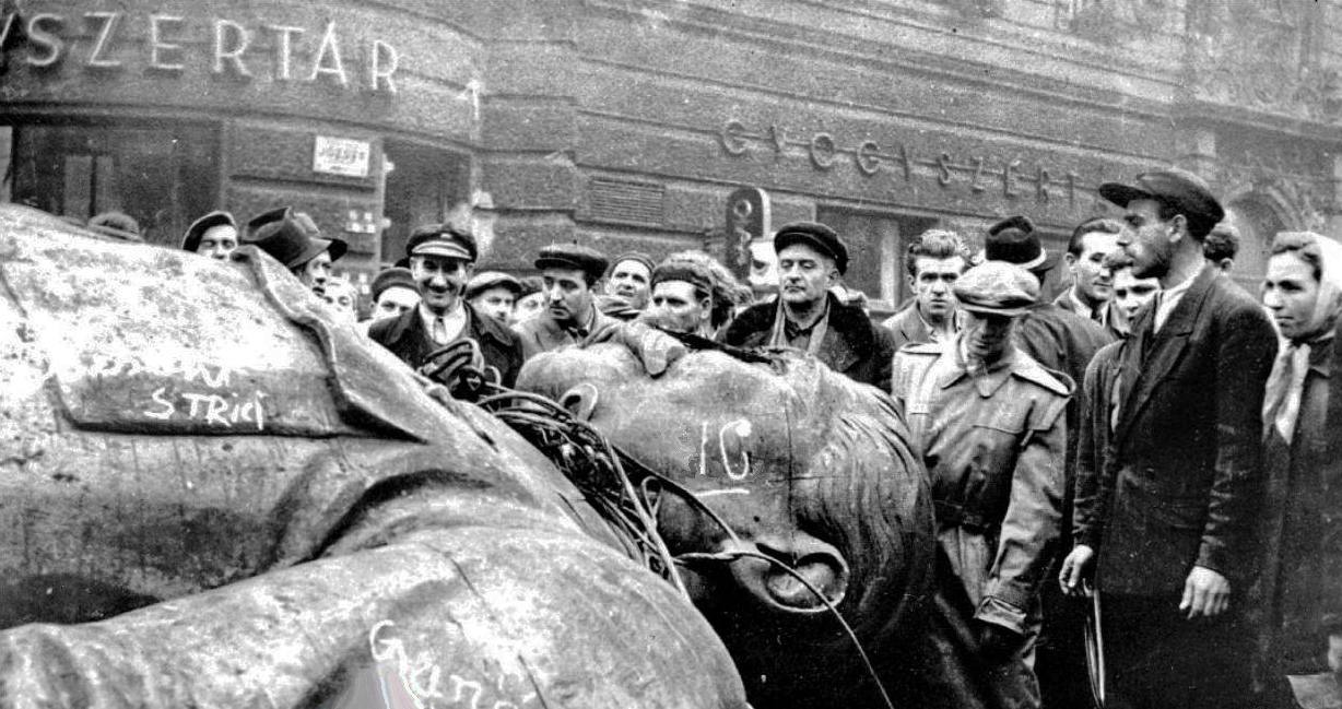 Budapest (Ungheria) 1956, statua di Stalin divelta; fonte AP