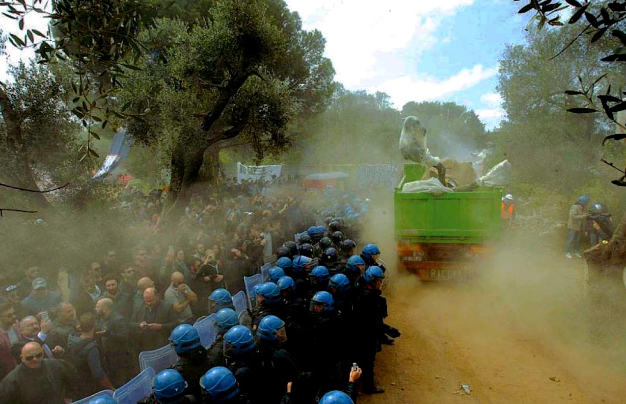 Puglia (Italia), "ulivisti" protestano per la costruzione di gasdotto (sul camion ulivi espiantati); fonte ANSA