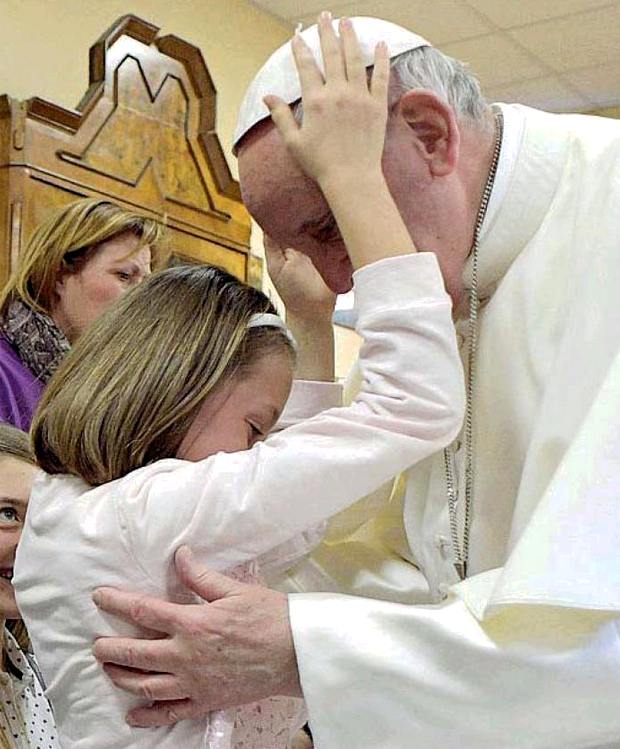 la piccola Sophie e Papa Francesco al Centro per ciechi Sant'Alessio, Roma; fonte Reuters