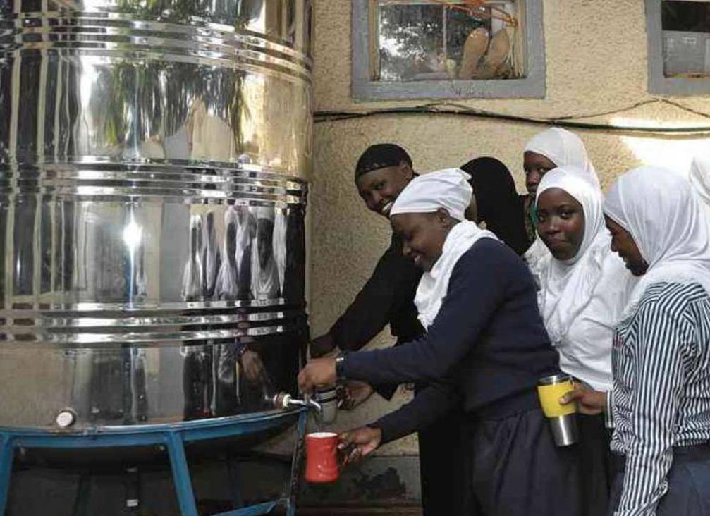 A c q u a  p o t a b i l e , studentesse di Kampala, Uganda; fonte Kamukama