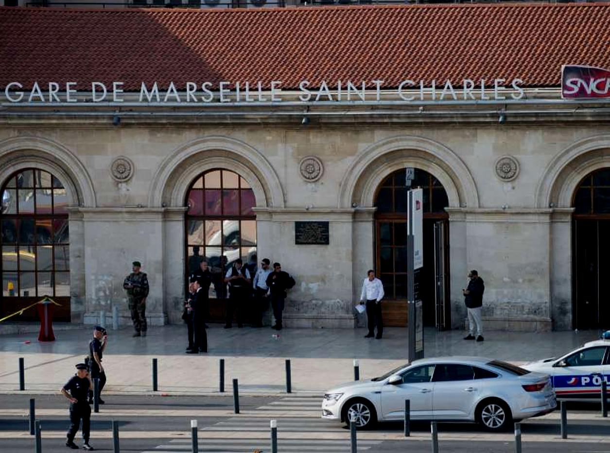 Marsiglia (Francia), 1 ottobre 2017, a ricordo delle vittime e loro familiari (attentato terroristico islamista)