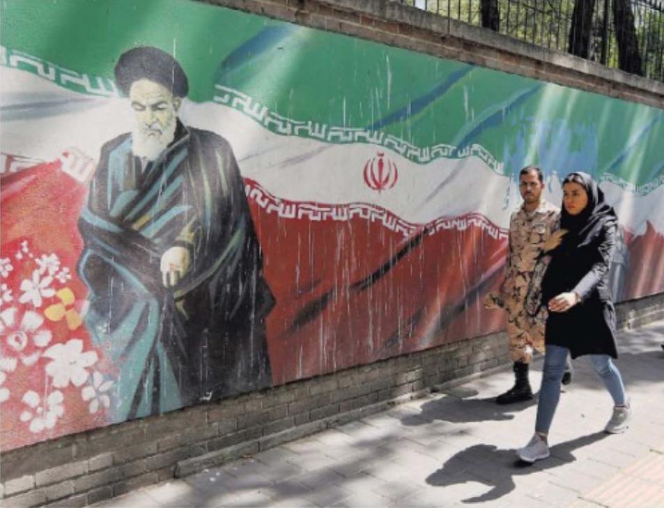 Teheran (Iran), muro di cinta dell'ambasciata USA